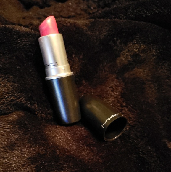 MAC lipstick in Lustering - Picture 1 of 2